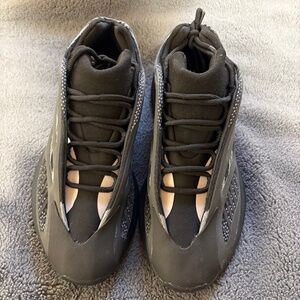 yeezy 700 black